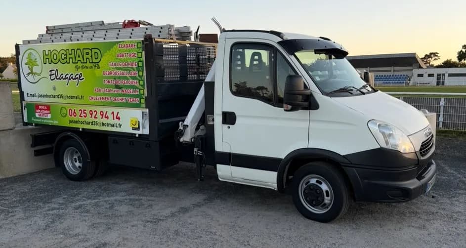 Camion benne Hochard Élagage, De père en fils, avec le numéro 06 25 92 94 14 peint sur le côté, Cléden-Poher
